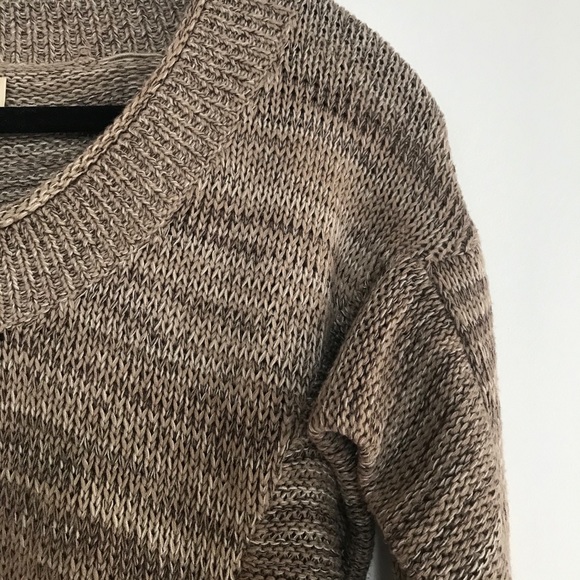 URBAN OUTFITTERS SWEATER - Picture 2 of 4